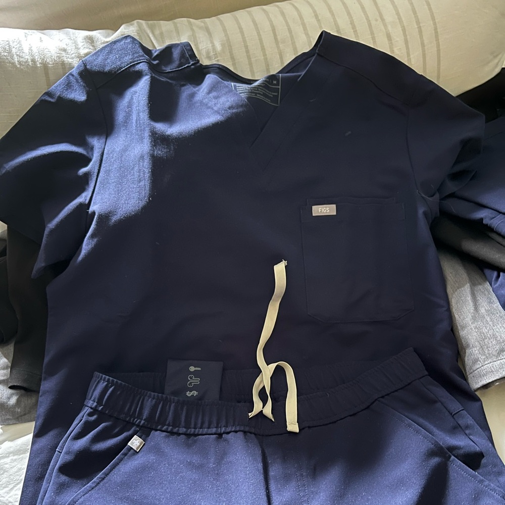 Gently worn mens figs navy blue size medium joggers and scrub top